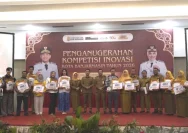 Wali Kota Banjarmasin menyerahkan penghargaan Kompetisi Inovasi 2026 kepada para pemenang